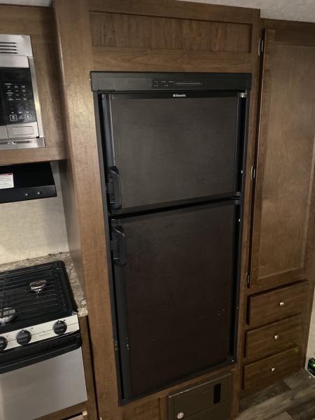 2016 Keystone Hideout 26BHS Travel Trailer - Image 12