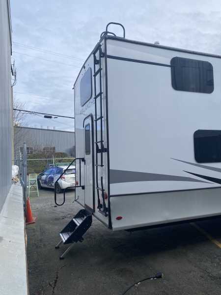 2022 Keystone Avalanche 390DS - Image 5