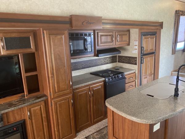 2013 Keystone Cougar 333MKS Fifth Wheel Travel Trailer - Image 13