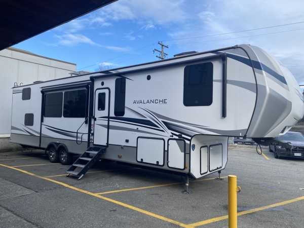 2022 Keystone Avalanche 390DS - Image 4