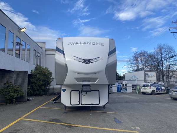 2022 Keystone Avalanche 390DS - Image 3