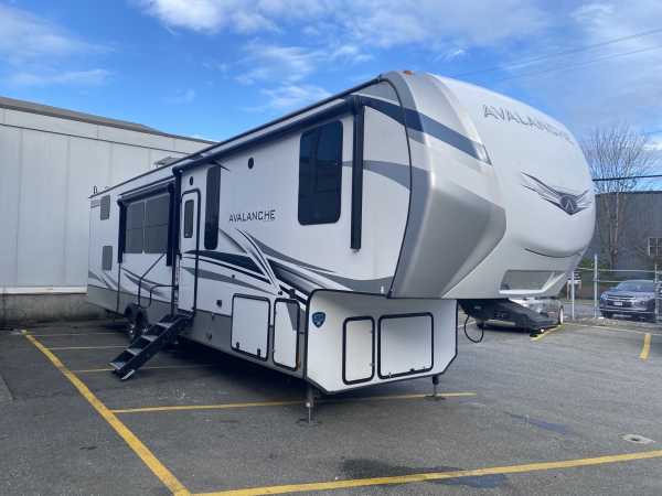2022 Keystone Avalanche 390DS