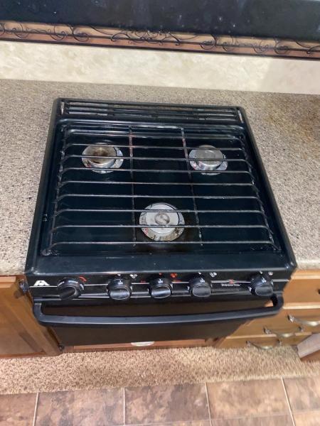 2013 Keystone Cougar 333MKS Fifth Wheel Travel Trailer - Image 19