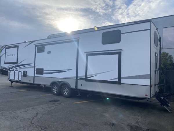 2022 Keystone Avalanche 390DS - Image 6