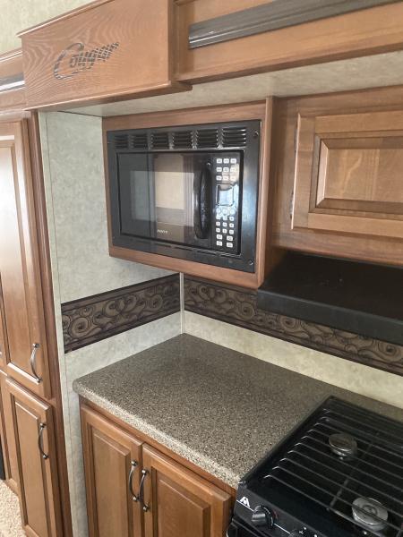 2013 Keystone Cougar 333MKS Fifth Wheel Travel Trailer - Image 25
