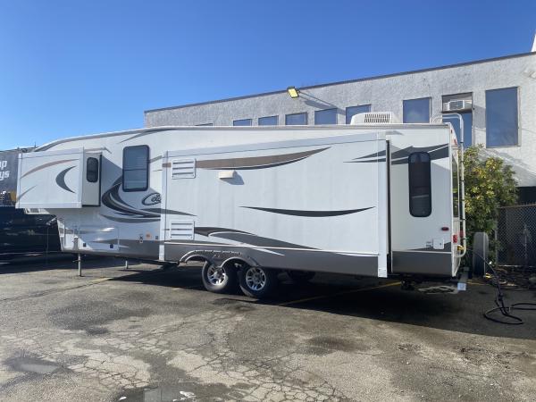 2013 Keystone Cougar 333MKS Fifth Wheel Travel Trailer - Image 10