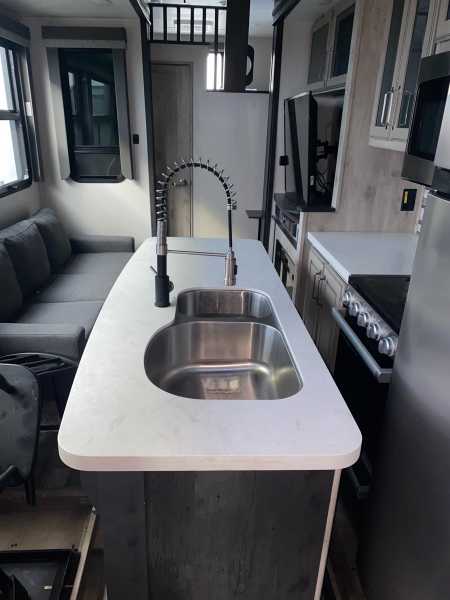 2022 Keystone Avalanche 390DS - Image 8