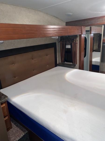 2013 Keystone Cougar 333MKS Fifth Wheel Travel Trailer - Image 21