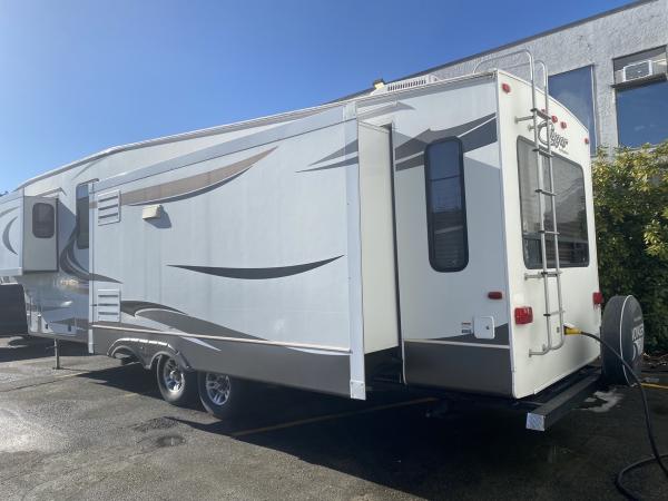2013 Keystone Cougar 333MKS Fifth Wheel Travel Trailer - Image 6