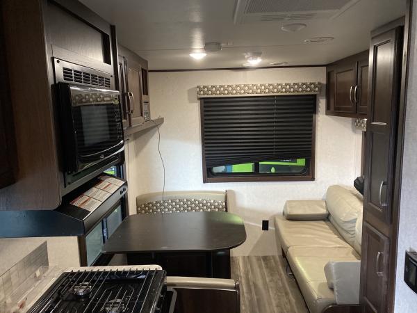 2020 Jayco Jay Flight 212QBW Rocky Mountain Travel Trailer - Image 11