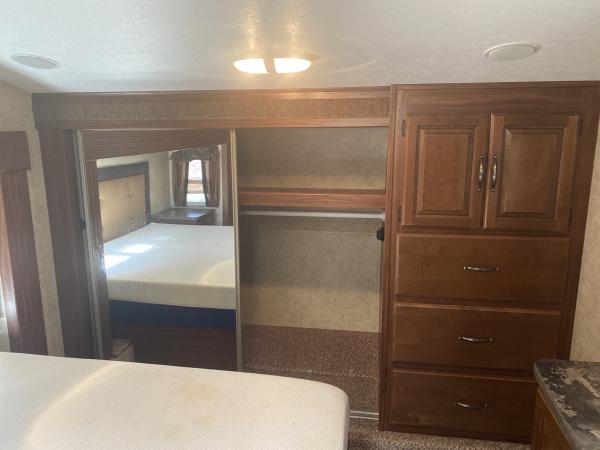 2013 Keystone Cougar 333MKS Fifth Wheel Travel Trailer - Image 23