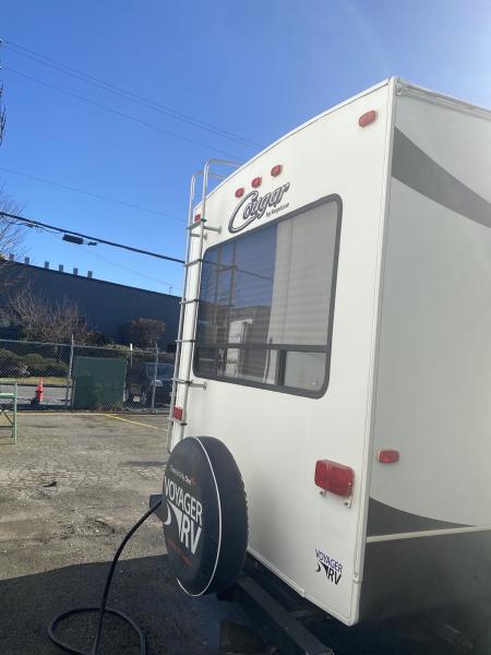 2013 Keystone Cougar 333MKS Fifth Wheel Travel Trailer - Image 8