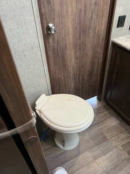 2017 Keystone Cougar 33MLS Travel Trailer - Image 22