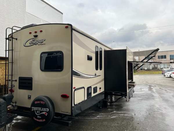 2017 Keystone Cougar 33MLS Travel Trailer - Image 8