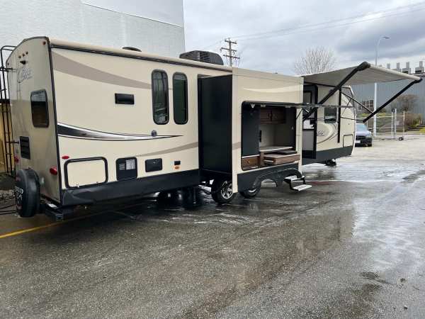 2017 Keystone Cougar 33MLS Travel Trailer - Image 7