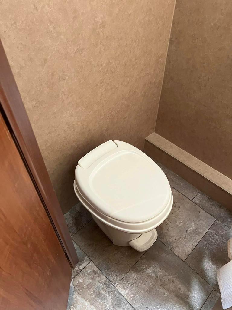 2013 Jayco Jayfeather Ultra Lite 23M Travel Trailer - Image 14