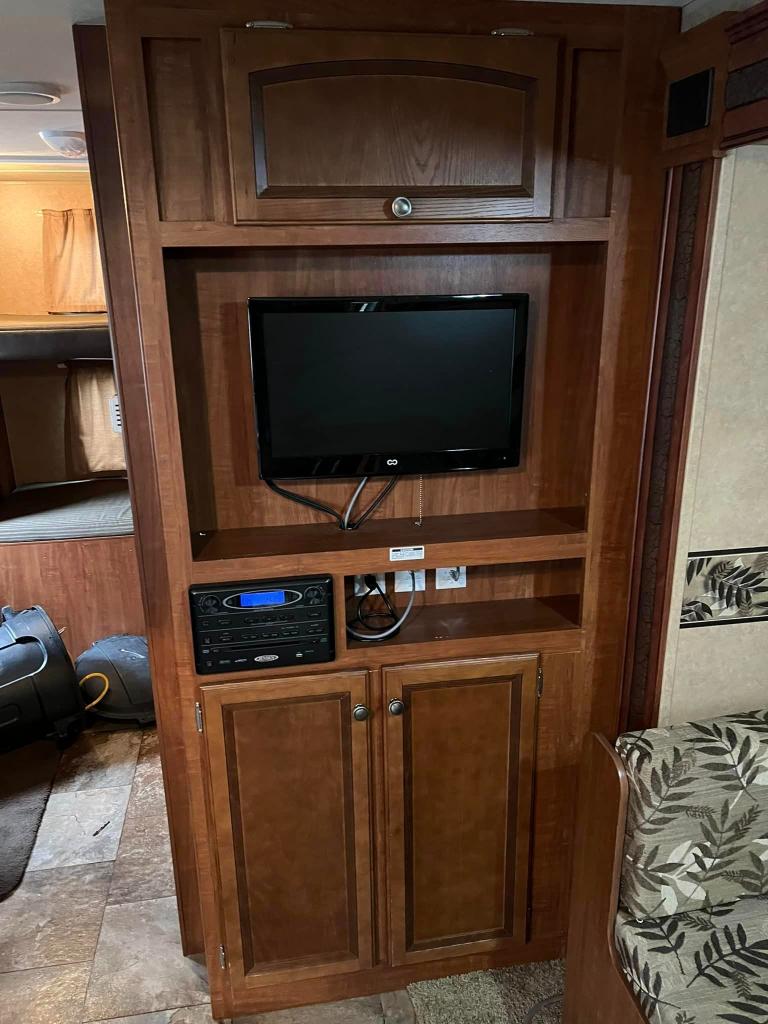 2013 Jayco Jayfeather Ultra Lite 23M Travel Trailer - Image 7