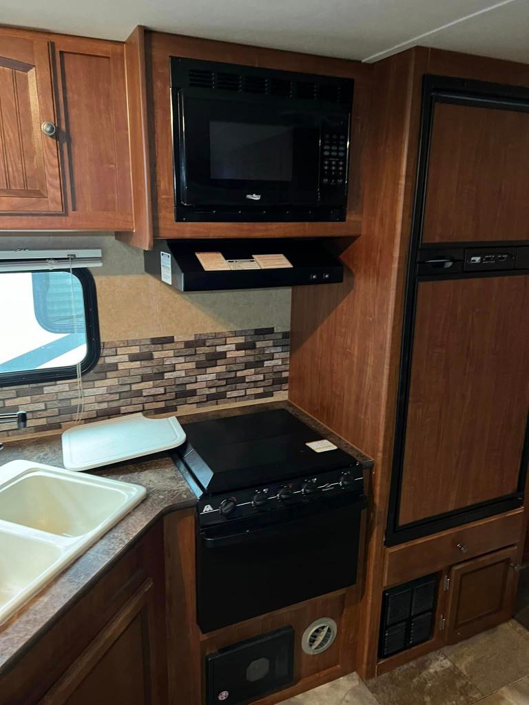 2013 Jayco Jayfeather Ultra Lite 23M Travel Trailer - Image 8