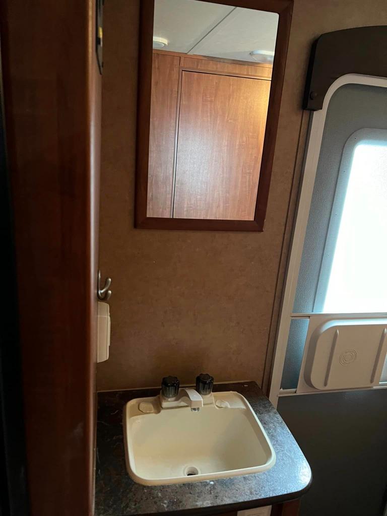 2013 Jayco Jayfeather Ultra Lite 23M Travel Trailer - Image 12