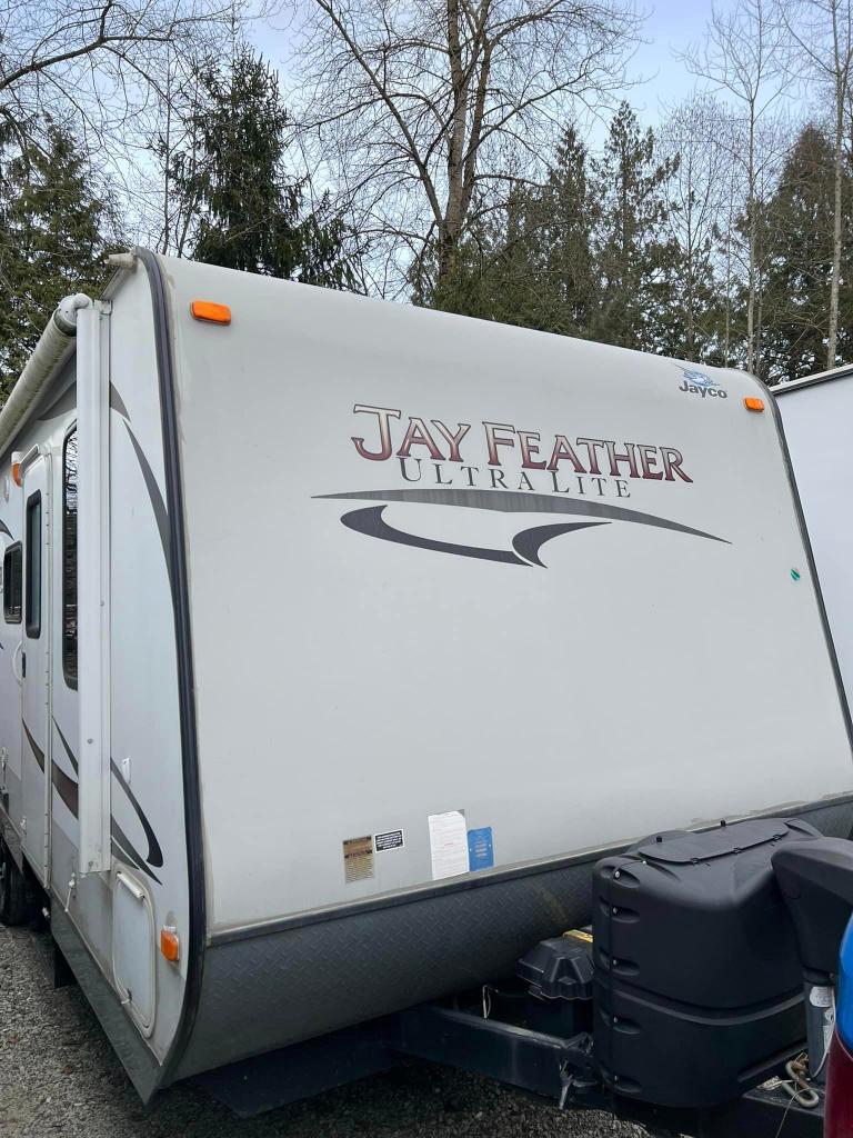2013 Jayco Jayfeather Ultra Lite 23M Travel Trailer - Image 4