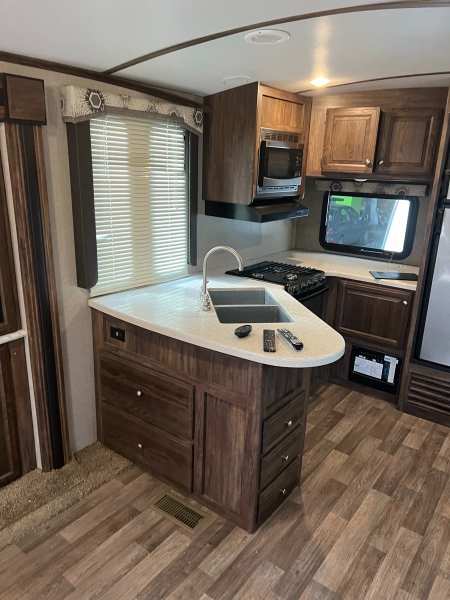 2017 Keystone Cougar 33MLS Travel Trailer - Image 12