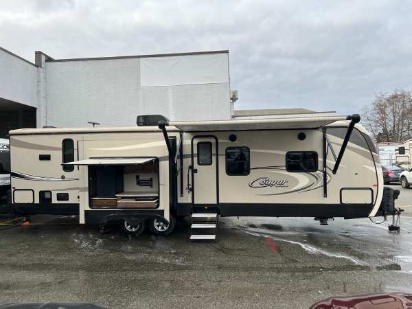2017 Keystone Cougar 33MLS Travel Trailer - Image 4