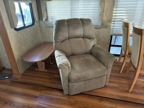 2008 Forest River Cardinal 35SB - Image 13