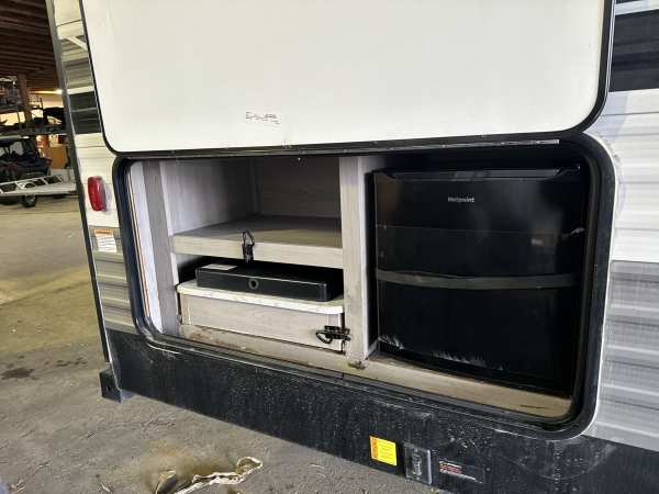 2022 Coleman Lantern 295 Travel Trailer - Image 30