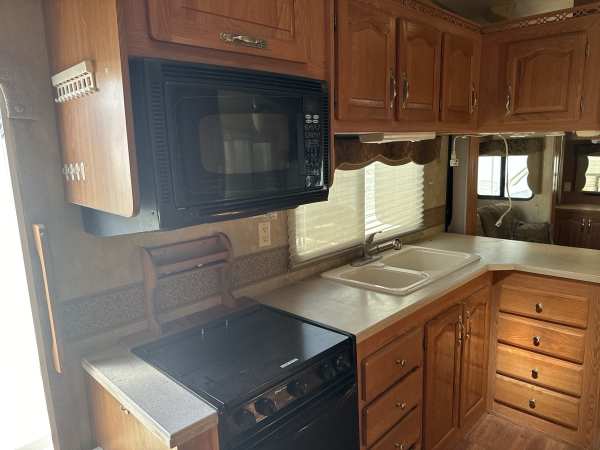 2008 Forest River Cardinal 35SB - Image 12