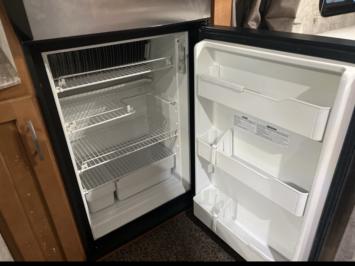 2019 Alpine Adventure Camper - Image 18