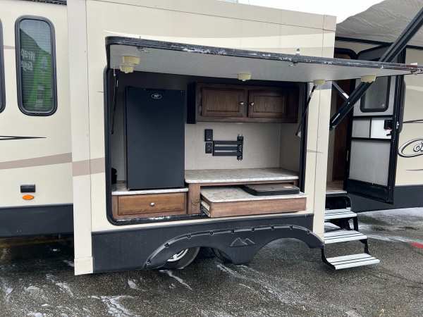 2017 Keystone Cougar 33MLS Travel Trailer - Image 24
