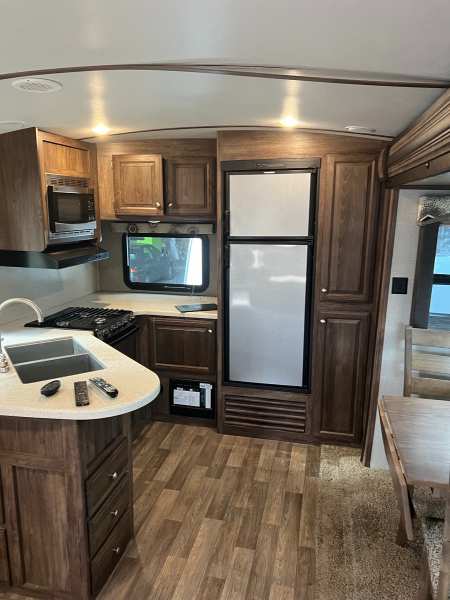 2017 Keystone Cougar 33MLS Travel Trailer - Image 9