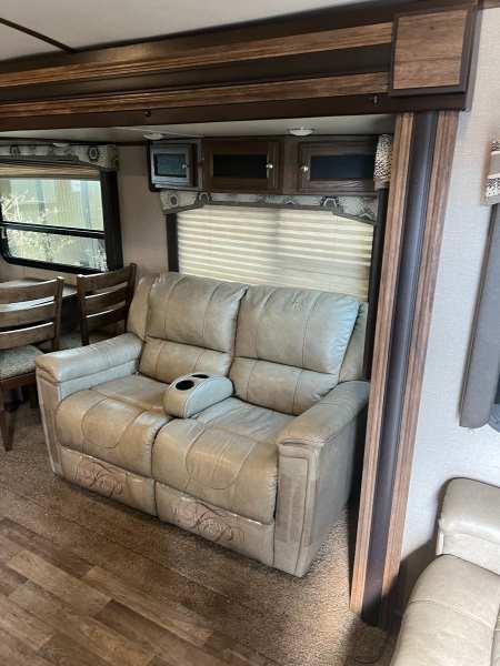 2017 Keystone Cougar 33MLS Travel Trailer - Image 13