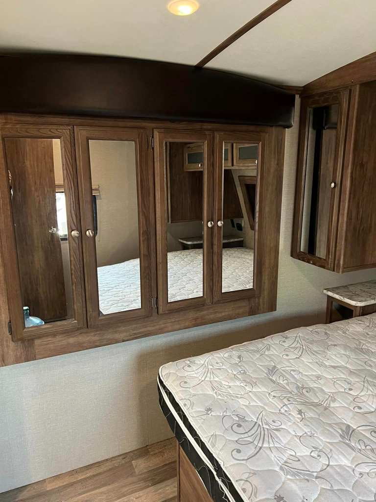 2017 Keystone Cougar 33MLS Travel Trailer - Image 19