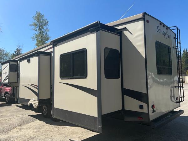 2016 Forest River Sandpiper 389RD - Image 4