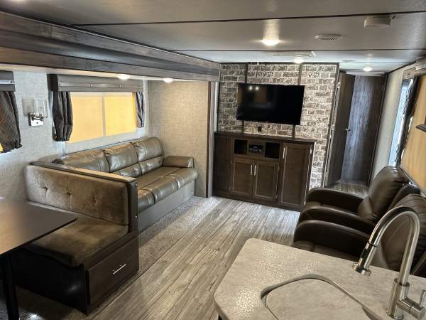 2019 Cherokee by Forest River Alpha Wolf Series M-27RK-L - Image 10