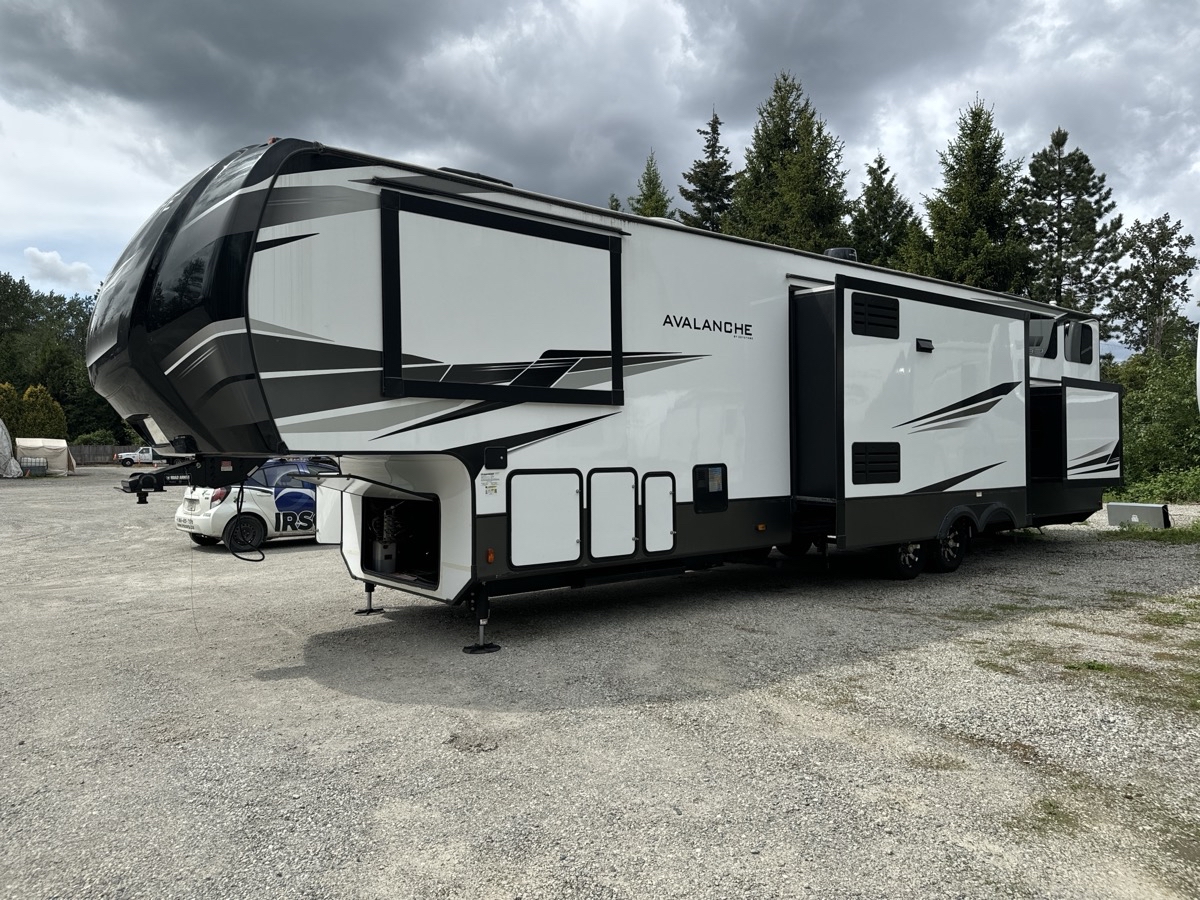 2021 Keystone Avalanche 390DS - Image 2