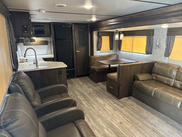 2019 Cherokee by Forest River Alpha Wolf Series M-27RK-L - Image 9