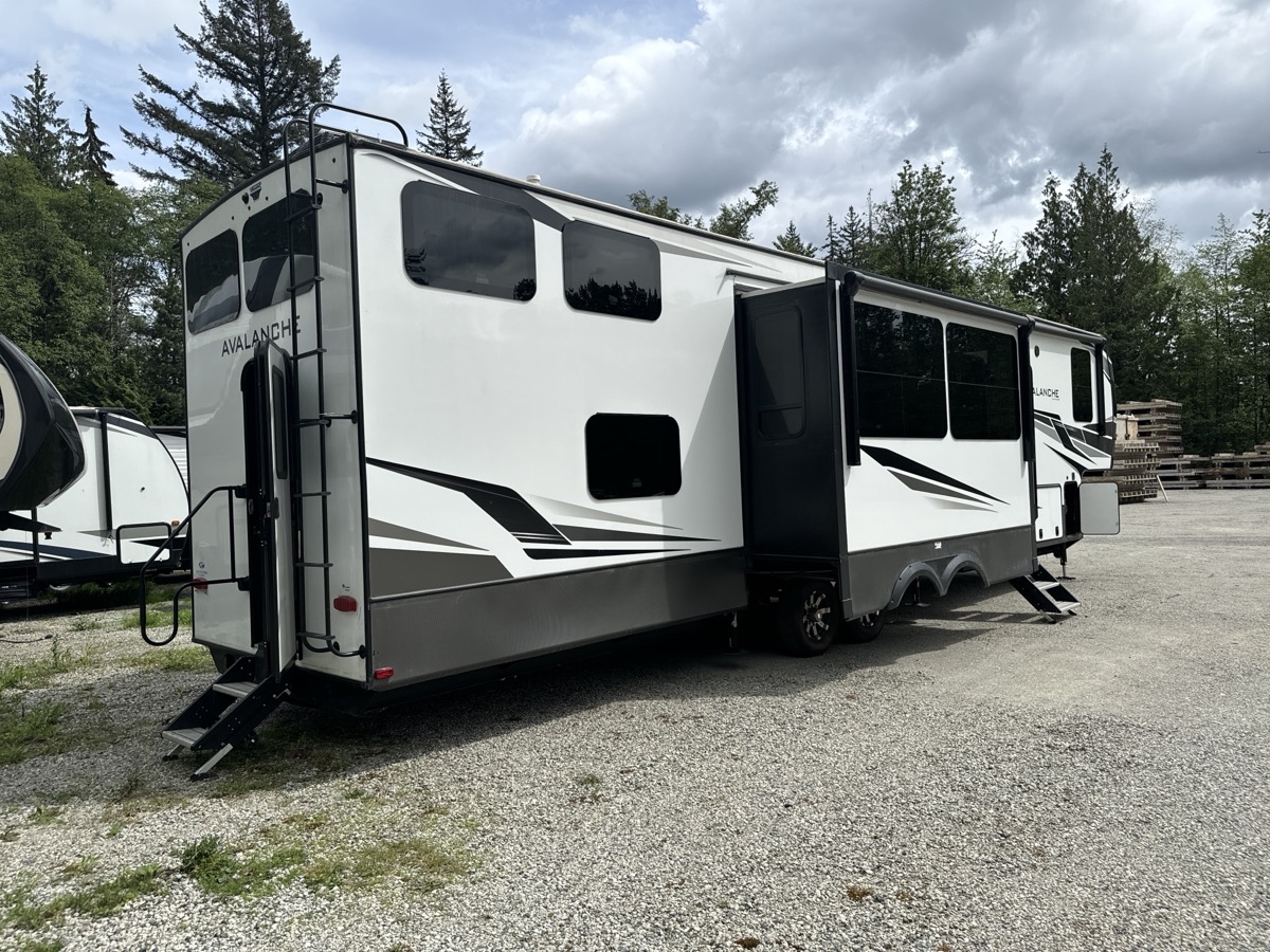 2021 Keystone Avalanche 390DS - Image 5