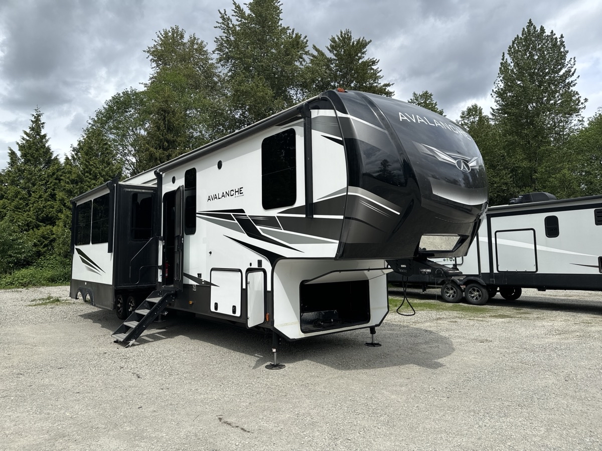 2021 Keystone Avalanche 390DS - Image 3