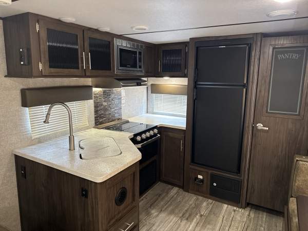 2019 Cherokee by Forest River Alpha Wolf Series M-27RK-L - Image 11