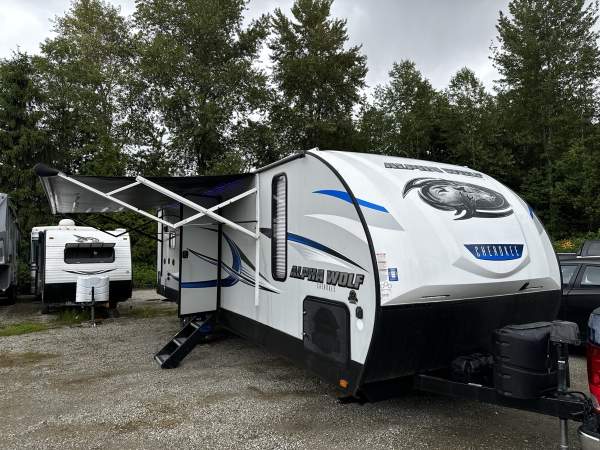 2019 Cherokee by Forest River Alpha Wolf Series M-27RK-L - Image 3