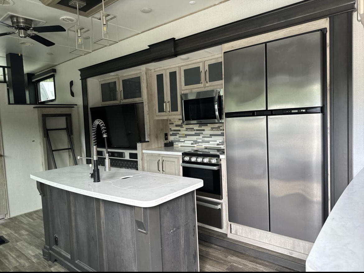 2021 Keystone Avalanche 390DS - Image 7