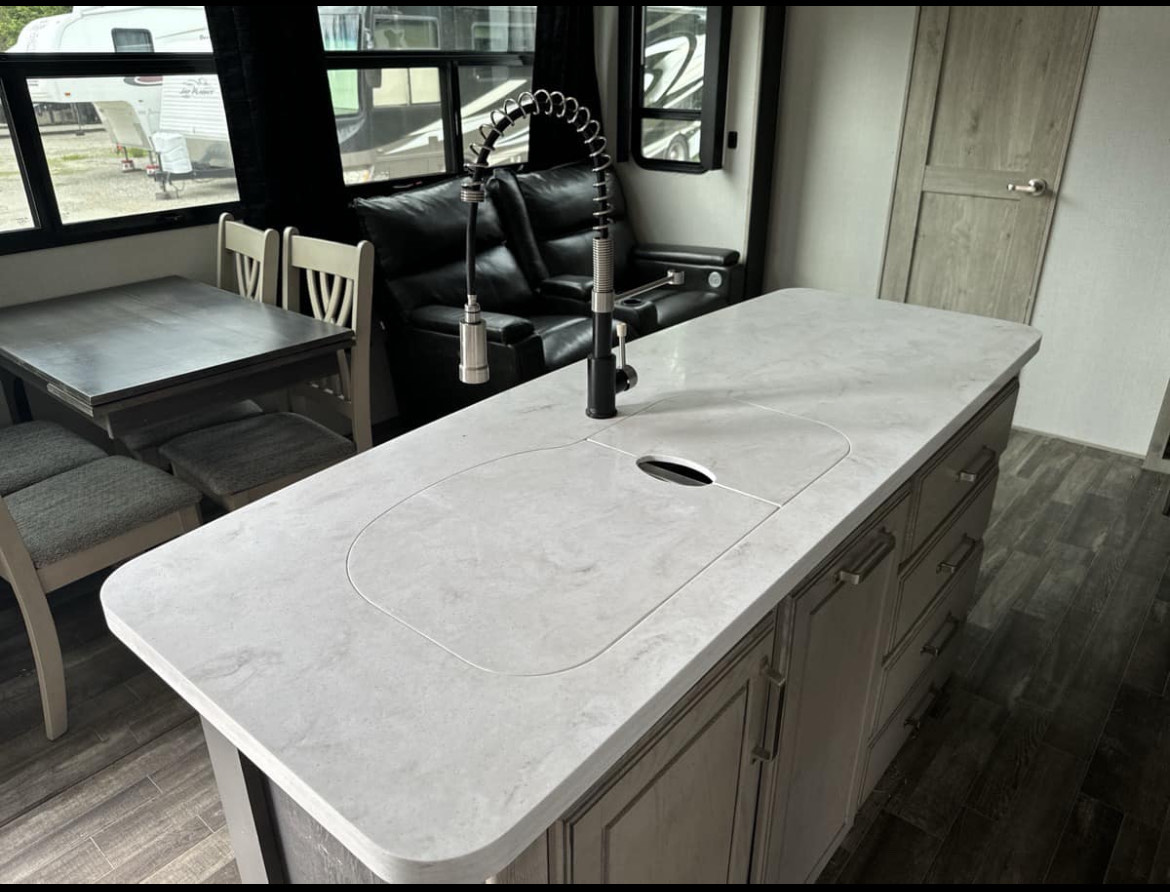 2021 Keystone Avalanche 390DS - Image 12