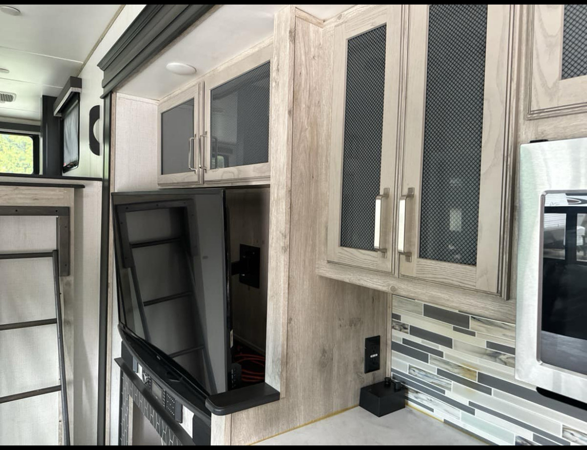 2021 Keystone Avalanche 390DS - Image 9