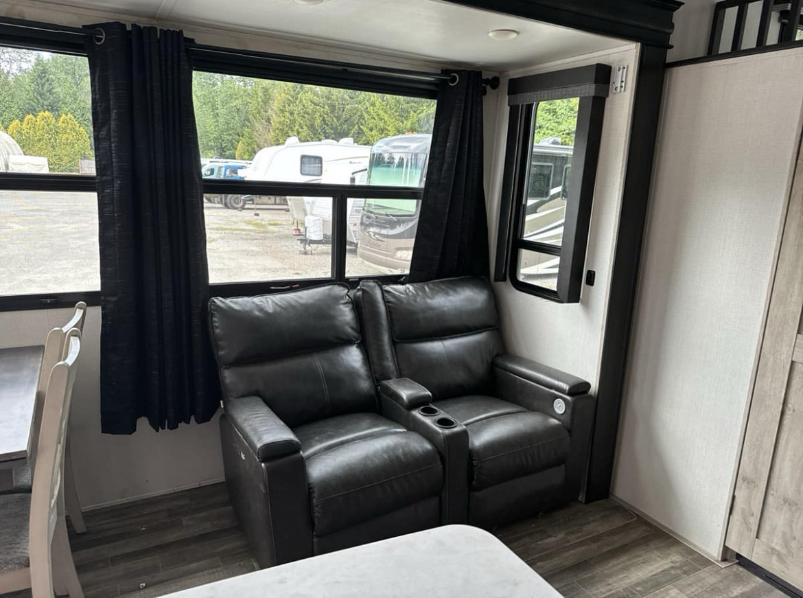 2021 Keystone Avalanche 390DS - Image 11