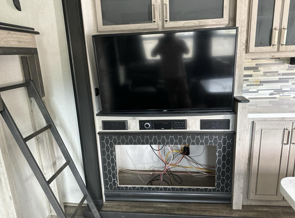 2021 Keystone Avalanche 390DS - Image 24