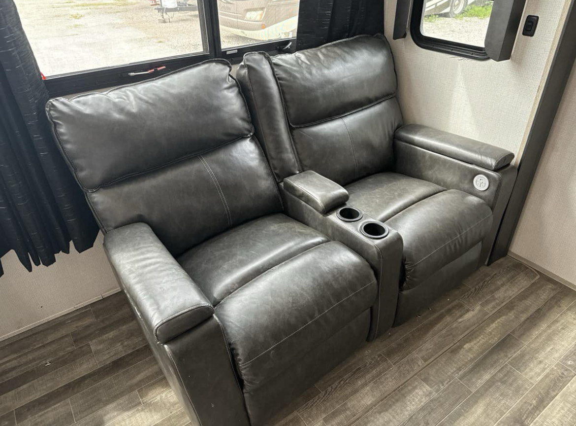 2021 Keystone Avalanche 390DS - Image 13