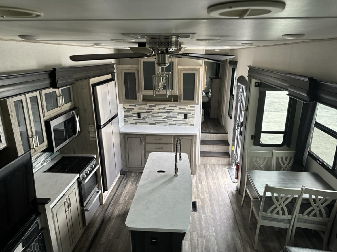 2021 Keystone Avalanche 390DS - Image 6