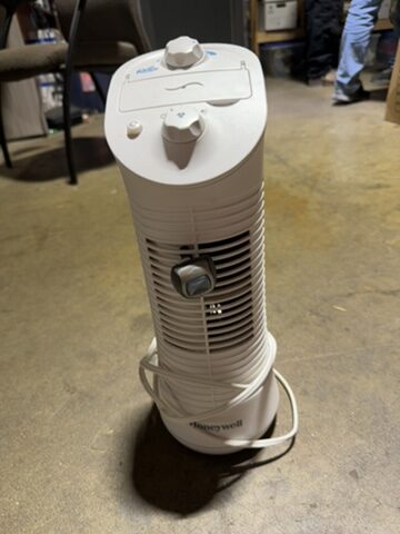 Assorted Items (Electric Heater, Fan, Lights, Mosquito Trap) - Image 6